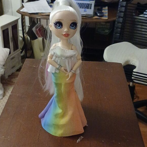 Rainbow High  - Picture 2 of 4